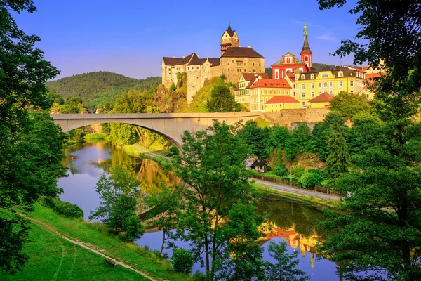 Kastély Loket int a következő látványosság közelében: Karlovy Vary, Cseh Köztársaság — Stock Fotó