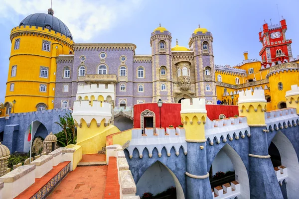 Színes homlokzat Pena palota, Sintra, Portugália — Stock Fotó