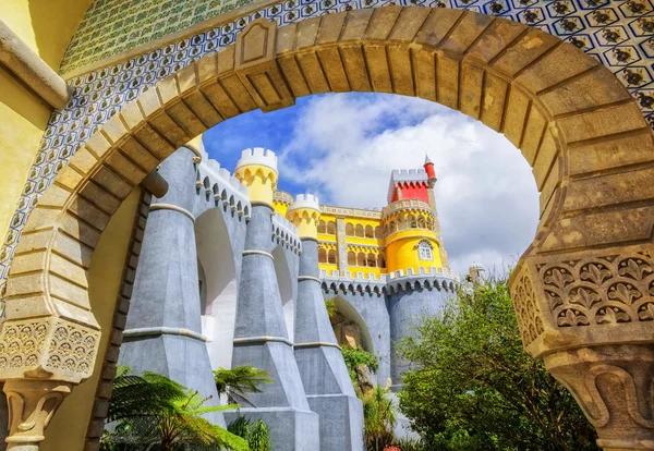 Palazzo Pena, Sintra, Portogallo, vista attraverso l'arco d'ingresso — Foto Stock