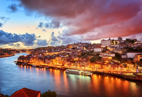 Dramatiska solnedgången i Porto, Portugal — Stockfoto