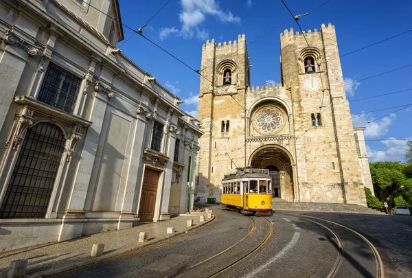 Antiguo tranvía frente a la catedral de Lisboa, Portugal — Foto de Stock