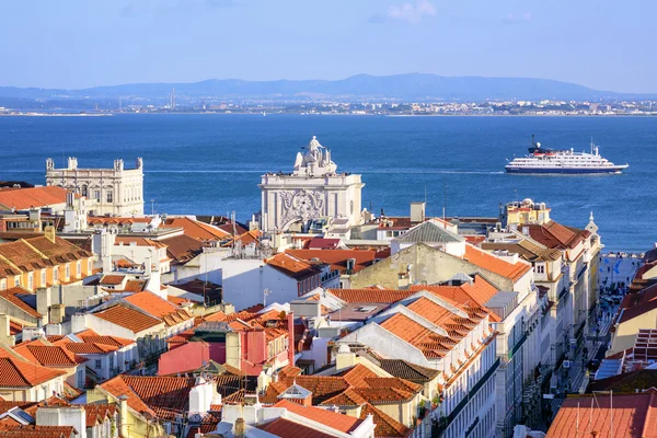 Utsikt över takåsarna i centrala Lissabon till floden Tejo, Portugal — Stockfoto