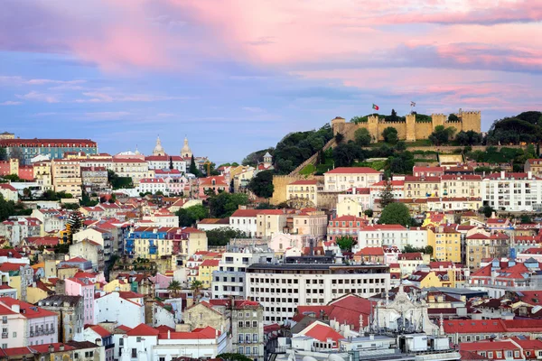 Lissabon, Portugal, Alfama kvartalet och St Jorge Castle — Stockfoto