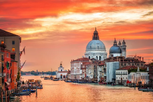 Canal Grande dan basilica Santa Maria della Salute saat matahari terbit, Venesia Stok Foto Bebas Royalti