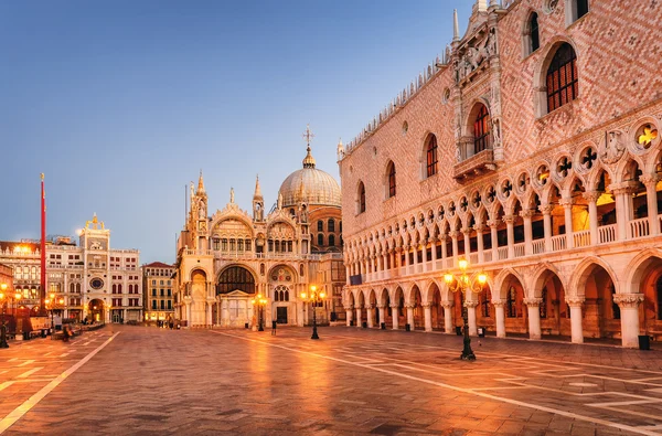 Katedral San Marco dan Istana Doge di pagi hari Stok Lukisan  