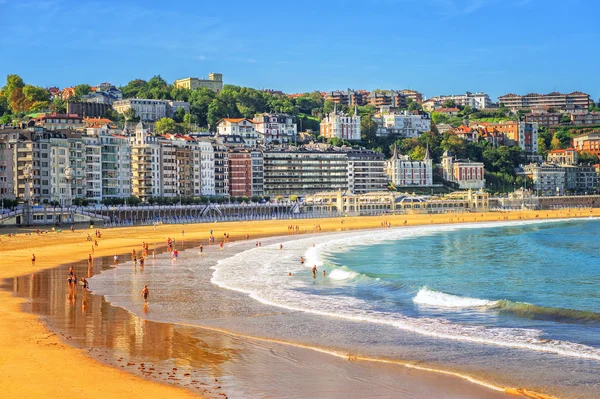 Zand strand in San Sebastian, Spanje — Stockfoto