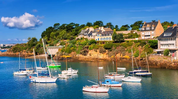 Seaside Villa's op een heuvel aan de Atlantische kust, Bretagne, Frankrijk — Stockfoto