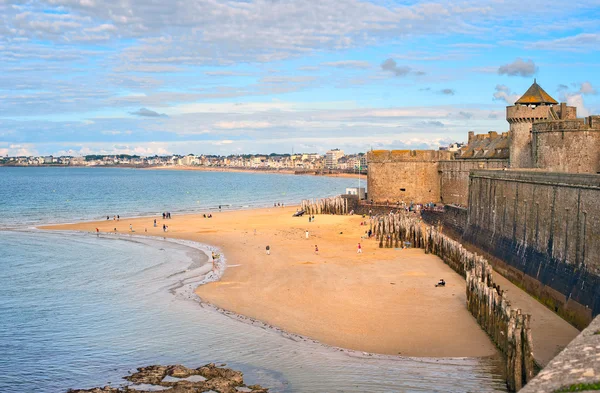 Atlantic beach under tornen i staden väggar i St Malo, Britta — Stockfoto