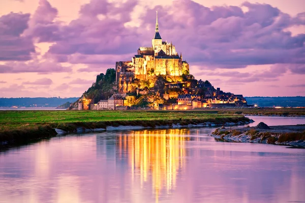 Mont Saint-Michel reflejándose en el agua al atardecer, Normandía, Francia —  Fotos de Stock