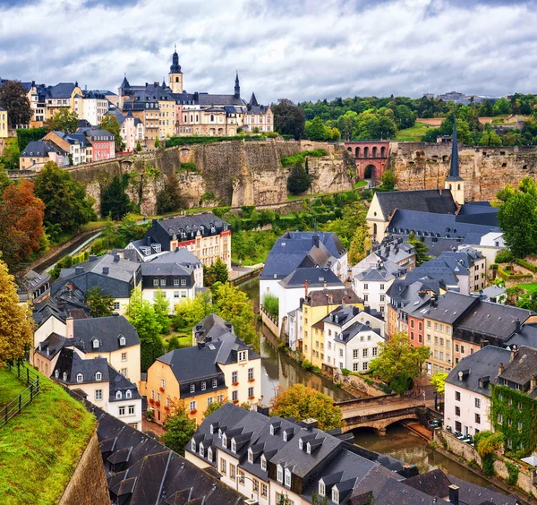 Luxemburgo ciudad, vista sobre el Grund a la ciudad alta — Foto de Stock