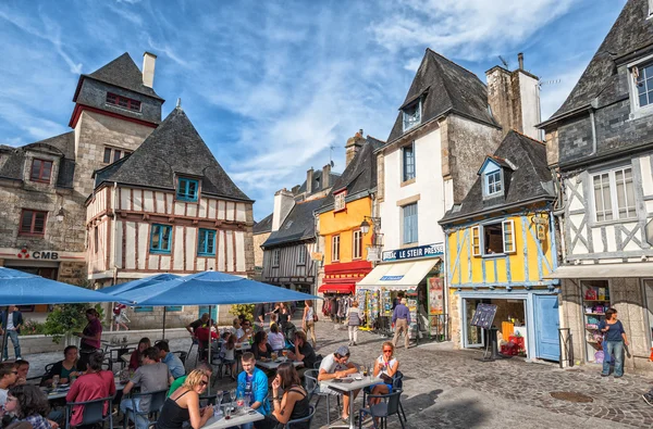 Animada plaza de la ciudad en Quimper, Bretaña, Francia —  Fotos de Stock