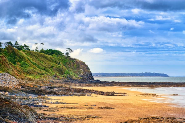 Öde atlantic beach i Normandie Granville, Frankrike — Stockfoto