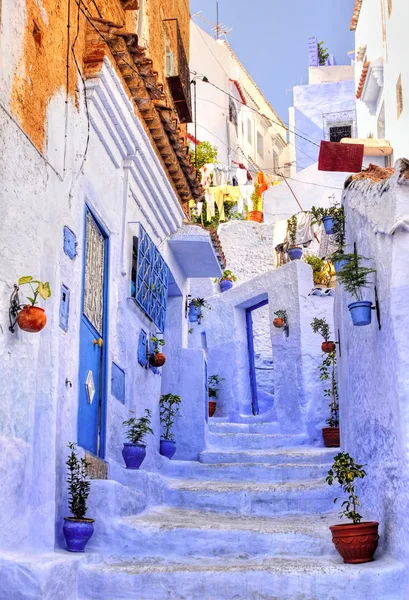 Straße mit Treppen in der Medina der marokkanischen blauen Stadt chaouen — Stockfoto