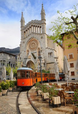 Eski tramvay önünde Nottingham Katedrali, Mallorca, İspanya
