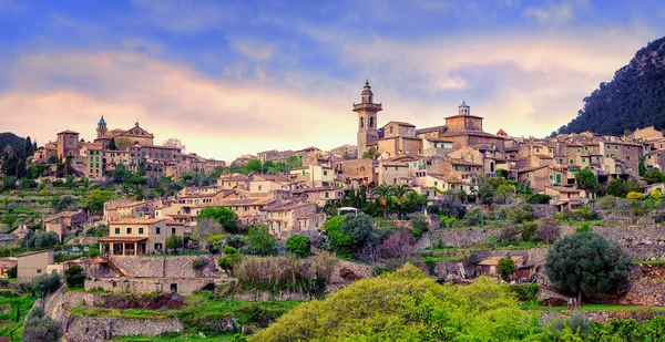 Valdemossa, manastır ve tepenin kasaba, Mallorca, İspanya.