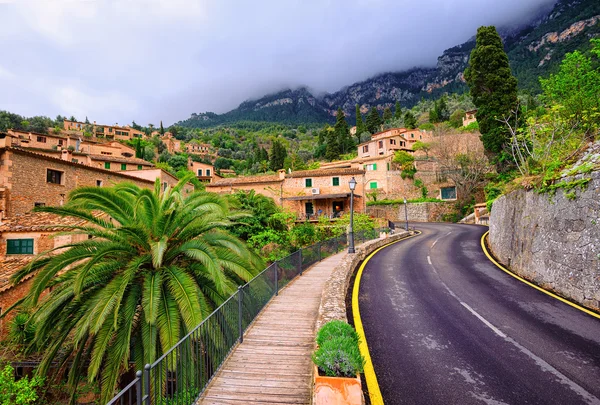 Bergweg wikkelen door weinig Spaanse stad, Spanje — Stockfoto