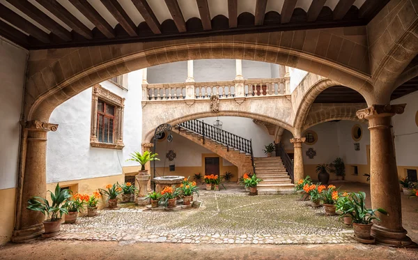 Cour méditerranéenne pittoresque à Palma de Majorque, Espagne — Photo