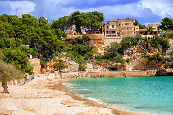 Seaside villas över sand stranden, Mallorca, Spanien — Stockfoto