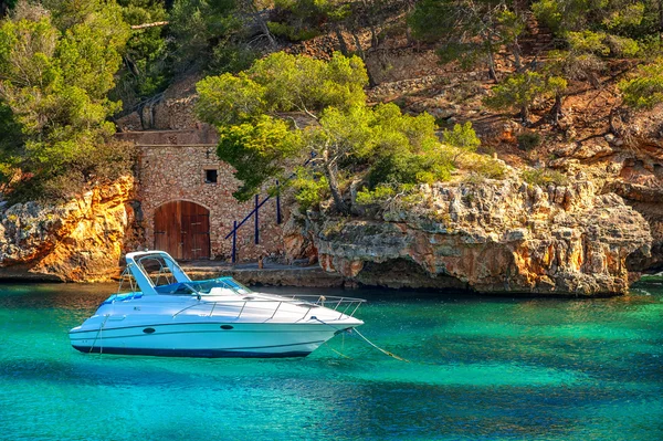 Vackra vita yacht i hamnen i Cala Figuera, Mallorca, Spanien — Stockfoto