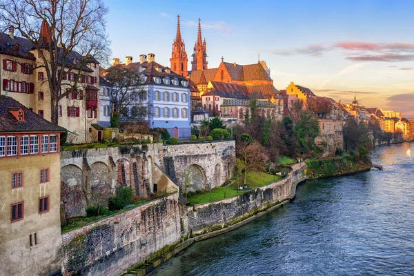 Kota tua Basel dengan katedral Munster menghadap sungai Rhine, Swiss — Stok Foto