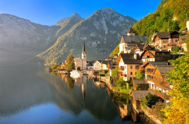 Bir göl Salzkammergut, Avusturya Hallstatt Alp Köyü