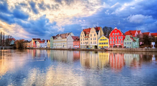 Casas góticas coloridas refletindo no rio Isar ao pôr do sol, Landshut, Alemanha — Fotografia de Stock