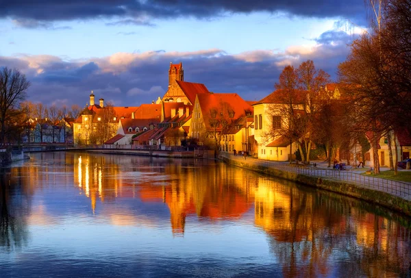 Ciudad gótica antigua Landshut, la antigua capital de Baviera, en el río Isar — Foto de Stock