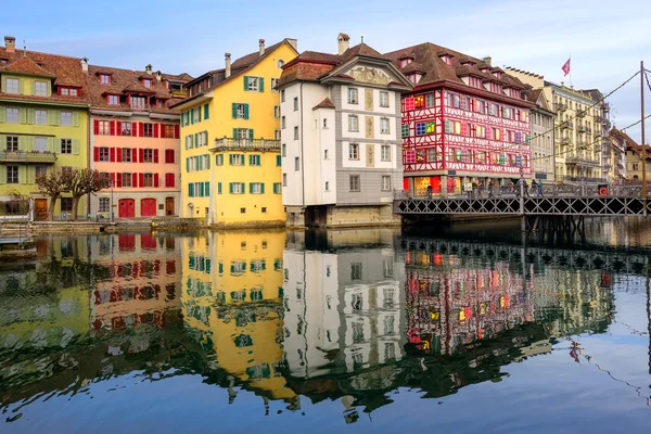Edifícios históricos na cidade velha de Lucerna, Suíça — Fotografia de Stock