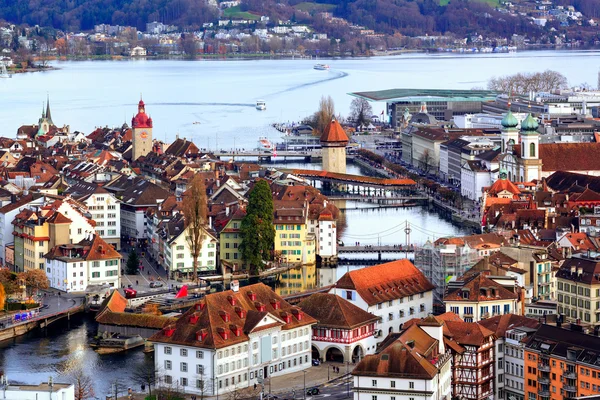 Casco antiguo de Lucerna con puente de la capilla y torre de agua, Suiza — Foto de Stock