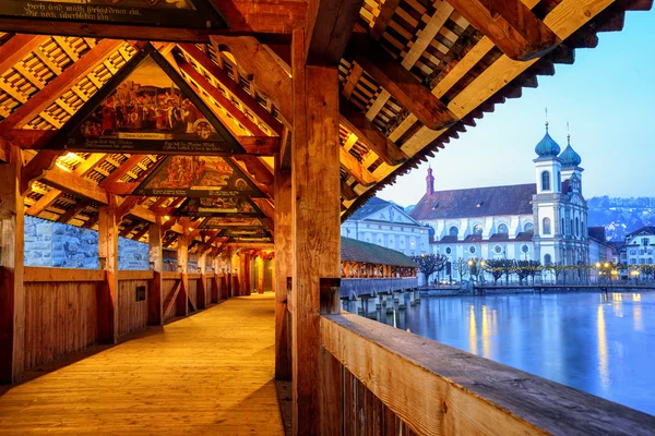 Veduta attraverso lo storico Ponte della Cappella in legno fino al centro storico di Lucerna, Svizzera — Foto Stock