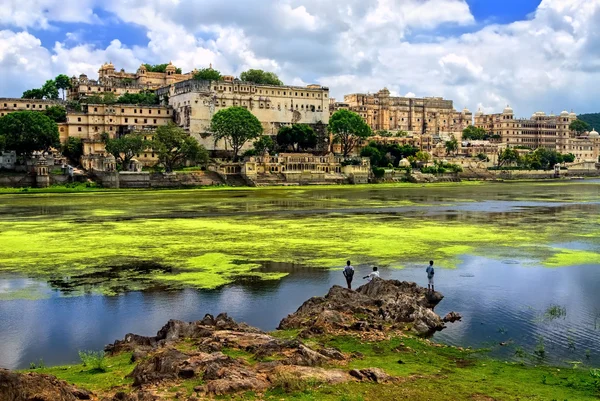 Palácio da cidade em Udaipur que levanta-se sobre o lago de Pichola, Rajasthan, Índia — Fotografia de Stock