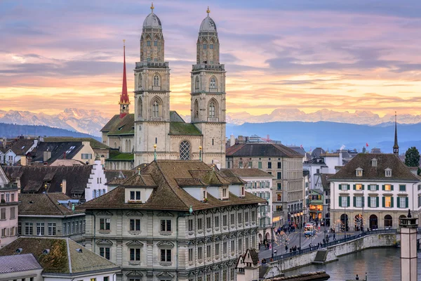 Pusat kota Zurich dengan salju menutupi pegunungan Alpen di latar belakang, Swiss — Stok Foto