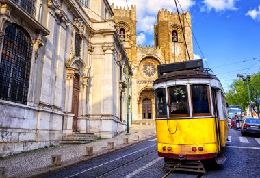 Lisbon cathedral, Lizbon, Portekiz önünde tarihsel sarı tramvay