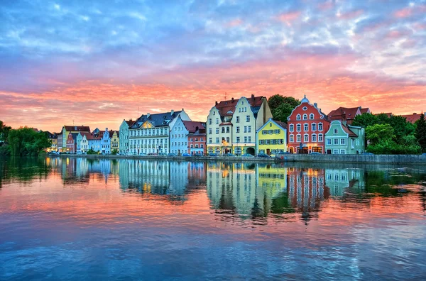 Pôr-do-sol dramático sobre a cidade velha de Landshut no rio Isar, perto de Munique, Alemanha — Fotografia de Stock