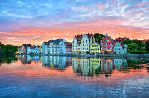 Puesta de sol dramática sobre el casco antiguo de Landshut en el río Isar cerca de Munich, Alemania —  Fotos de Stock