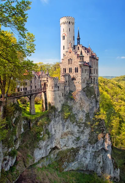 Castelo de Lichtenstein romântico sobre a rocha na Floresta Negra, Alemanha — Fotografia de Stock