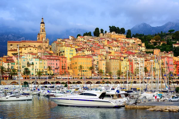 Yacht nella marina della colorata città medievale Mentone sulla Costa Azzurra, Francia — Foto Stock