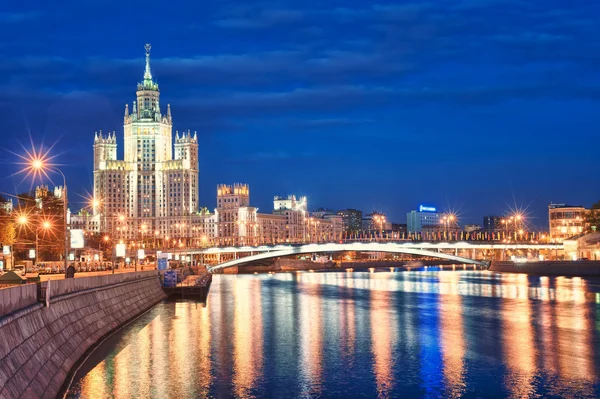 Moscow's historical skyscraper Kotelnicheskaya on Moskva river, Russia — Stock fotografie