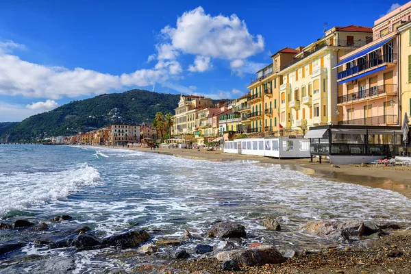 Mediterranean beach in touristic town Alassio on italian Riviera, Italy — 图库照片