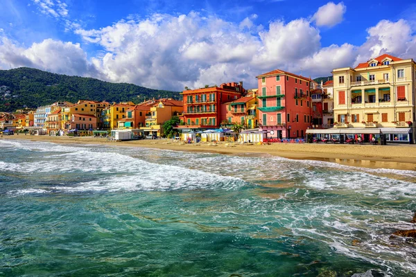 Cidade turística Alassio em Riviera italiana, Itália — Fotografia de Stock