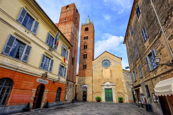 Ciudad histórica medieval Albenga, Liguria, Italia — Foto de Stock