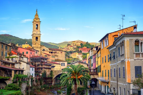 Dolcedo, kleine Italiaanse stad in de maritieme Alpen berg, Ligurië, Italië — Stockfoto