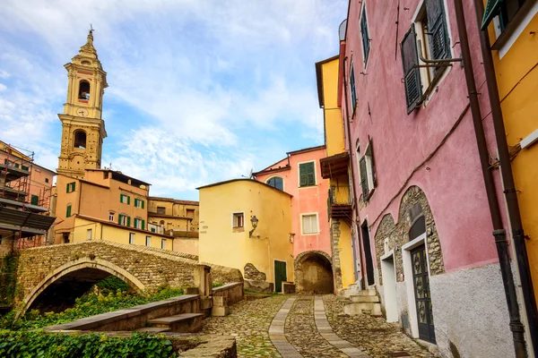 Case colorate nel centro storico di Dolcedo, Liguria, Italia — Foto Stock