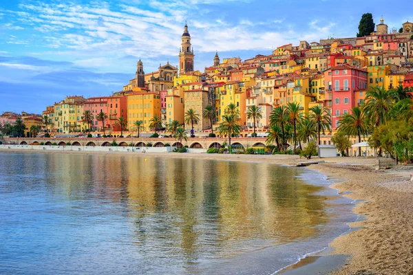 Kleurrijke middeleeuwse stad Menton op Riviera, Middellandse Zee, Frankrijk — Stockfoto