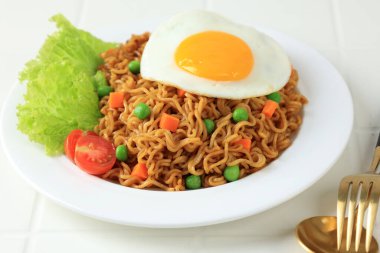 Indomie Goreng 'i kapat, üzerinde Sunny Side Egg olan kızarmış erişteleri karıştır. Endonezya 'dan Popüler Anında Erişte 