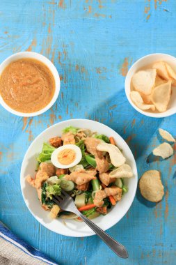 Cakarta 'da Gado-Gado Siram Popüler Patates, Tempeh, Tofu, Sprout, Havuç, Uzun Fasulye ve Yumurtadan Yapıldı 