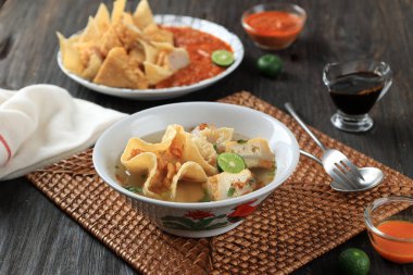 Batagor Kuah Cuanki, Endonezya Geleneksel Kızarmış Köfte Çorbası ile servis ediliyor. Batagor Baso Tahu Goreng 'dir.. 