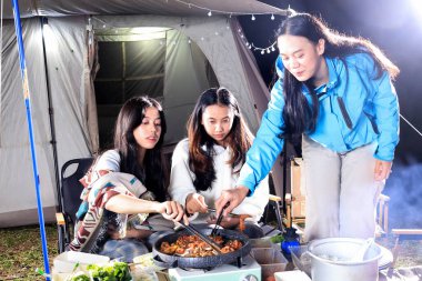 Kadın Asyalı Arkadaşlar Kamp Çadırının önünde Barbekü Et ve Sosis Yiyin
