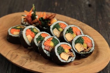 Çeşitli malzemelerle Kore usulü pirinç kimbap.