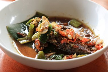 Tumis Ikan Peda. Beyaz tabakta Baharatlı Baharatlı Kızarmış Tuzlu Uskumru 